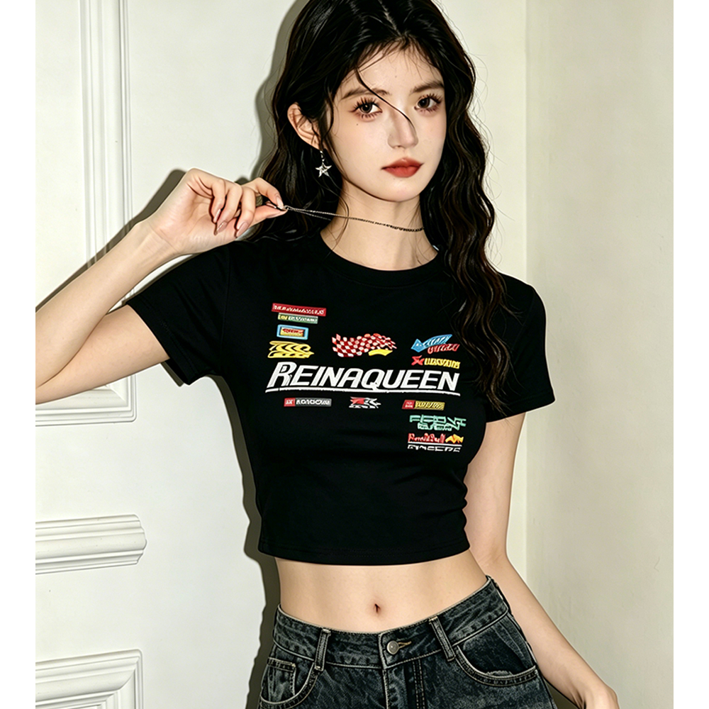 พร้อมส่ง ReinaQueen เสื้อครอปลายตัวอักษร เรซิ่ง ผ้าไมโครไฟเบอร์นำเข้านุ่มยืด เข้ารูปโชว์หุ่น สายเท่เผ็ด Y2K สาวตัวเล็กดูสูง ทุกลุคฮิตติดเทรนด์ B+5071