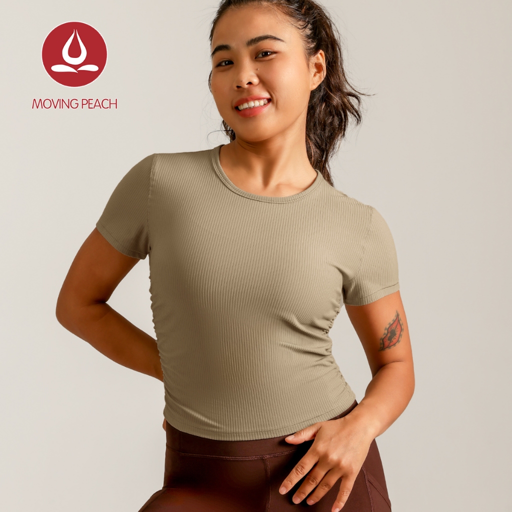 Moving Peach เสื้อยืดกีฬาผู้หญิงแขนสั้นแบบรัดรูป เหมาะสำหรับโยคะ พิลาทิสและเต้นรำ สวมได้ทุกวัน BTR