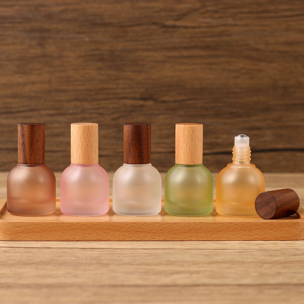 High-End หมวกไม้ Roller Ball Sub-bottling ห้องน้ําน้ําขวดน้ําหอมขวดน้ํามันหอมระเหย Roller Ball ขวดนวด Application ตัวอย่างเปล่า