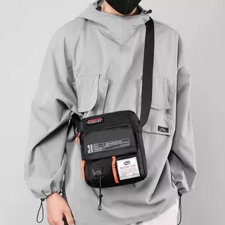 Mens Mini Crossbody Bag – สไตล์สตรีทแวร์อินเทรนด์ น้ําหนักเบา และกะทัดรัด เหมาะสําหรับโรงเรียน ทํางานและการเดินทาง