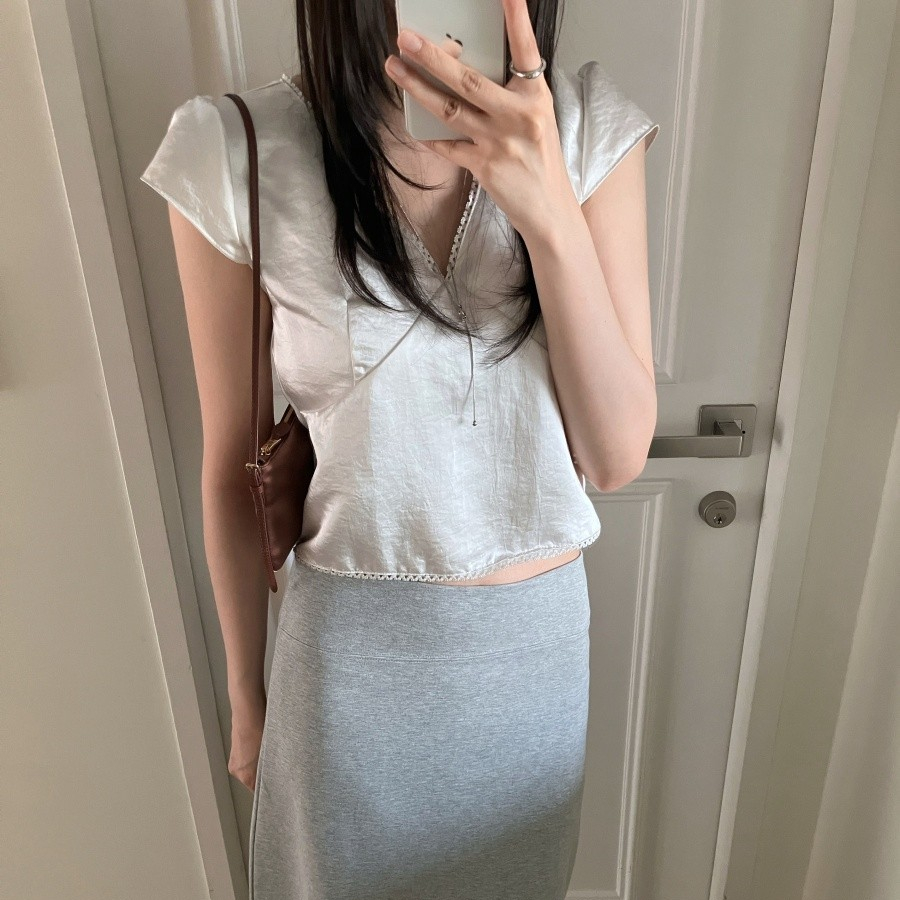 เสื้อลูกไม้คอวีแขนสั้น ทำจากซาติน สไตล์สลิม핏 เหมาะสำหรับทุกกิจกรรม100861