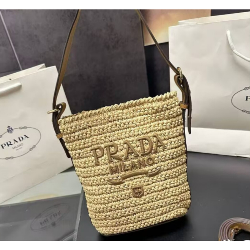 [กล่องของขวัญ] รุ่นเดินทาง PRADA กระเป๋าสะพายข้างคุณภาพสูงฟางกีฬาลำลองผู้หญิงกระเป๋าสะพาย