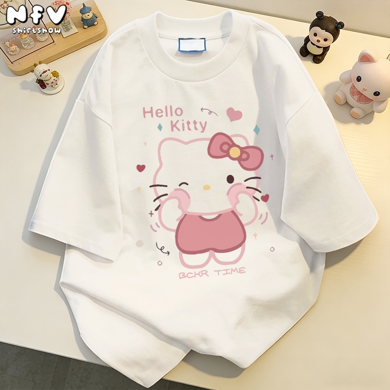【จัดส่งตลอด 24 ชั่วโมง】NFV ลายสามแถบ ดีไซน์ตัดสี ลายแมวน้อย เสื้อผญ oversize คอกลม เสื้อ YG732