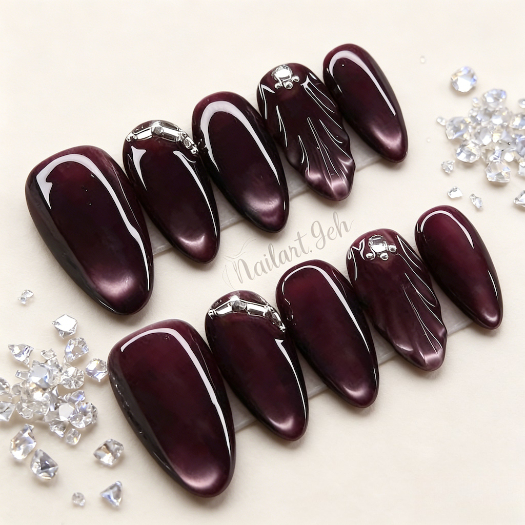 บ๊วยเที่ยงคืน | เล็บปลอมรูปอัลมอนด์ตาแมวสีม่วงลึก 10 ชิ้น SOPHIAURA