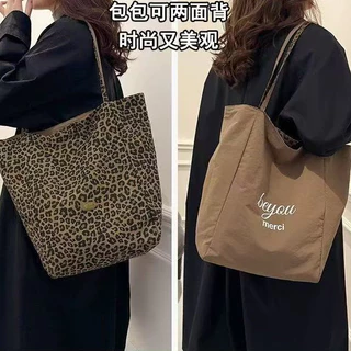 [กรุงเทพฯ จัดส่ง] กระเป๋าสะพายสองด้าน แบบลายเสือดาว พิมพ์บนผ้าใบขนาดใหญ่ ความจุเยอะ สไตล์สุดฮิตปี 2026