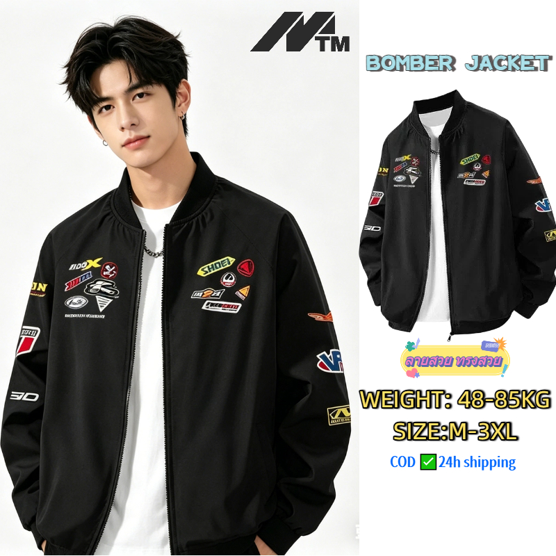 MTM แจ็คเก็ตเบสบอลสีดำสำหรับผู้ชาย สไตล์รถจักรยานยนต์ พิมพ์ลายโลโก้ ออกแบบมาเพื่อกันลมและระบายอากาศได้ดี ใส่ง่ายสบายตลอดวัน