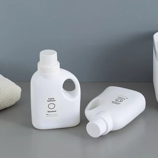 ขวดแบ่งน้ำยาซักผ้า 1000ml [แถมฟรีสติ๊กเกอร์] ขวดรีฟิลมีหูจับสไตล์มินิมอล ขวดใส่น้ำยาปรับผ้านุ่มสีขาวคุมโทน พลาสติกหนาเกรดพรีเมี่ยม