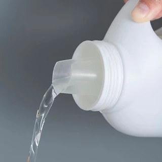 ขวดแบ่งน้ำยาซักผ้า 1000ml [แถมฟรีสติ๊กเกอร์] ขวดรีฟิลมีหูจับสไตล์มินิมอล ขวดใส่น้ำยาปรับผ้านุ่มสีขาวคุมโทน พลาสติกหนาเกรดพรีเมี่ยม