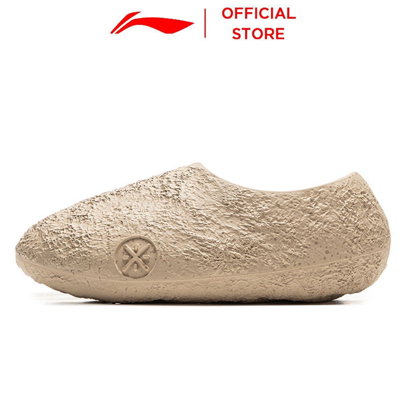 LI-NING WADE LUNAR ROCK SLIDE ผู้ชายสะท้อนแสงน้ําหนักเบา High-Rebound Basketball Court รองเท้าแตะ ABTV009