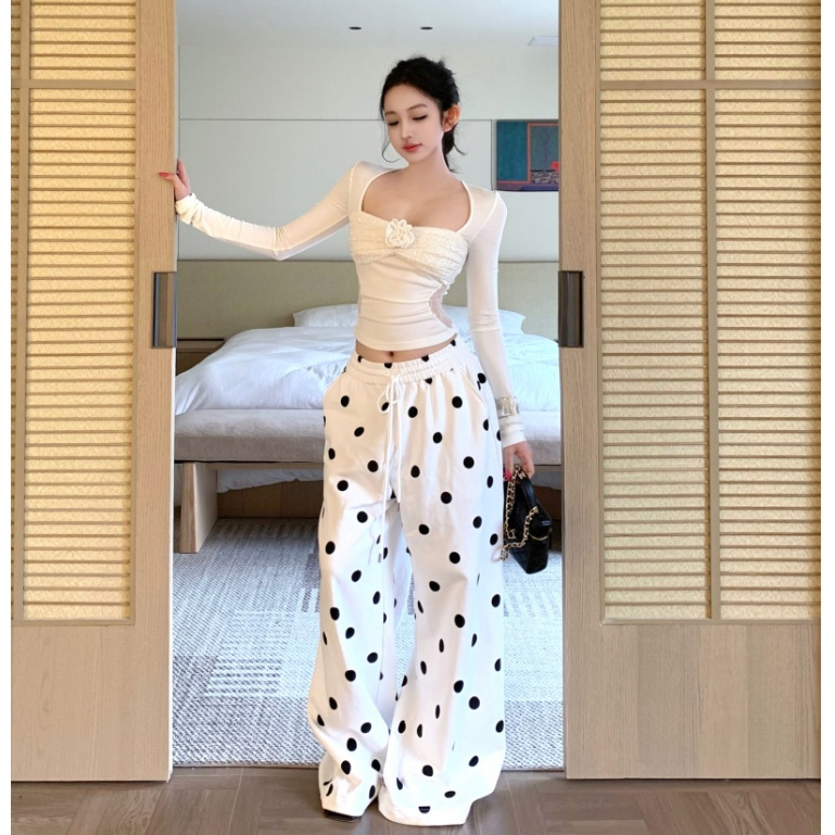 ชุดลำลองสไตล์เกาหลีสำหรับผู้หญิง แขนยาวสามมิติและดอกไม้ตกแต่ง เสื้อยืด+