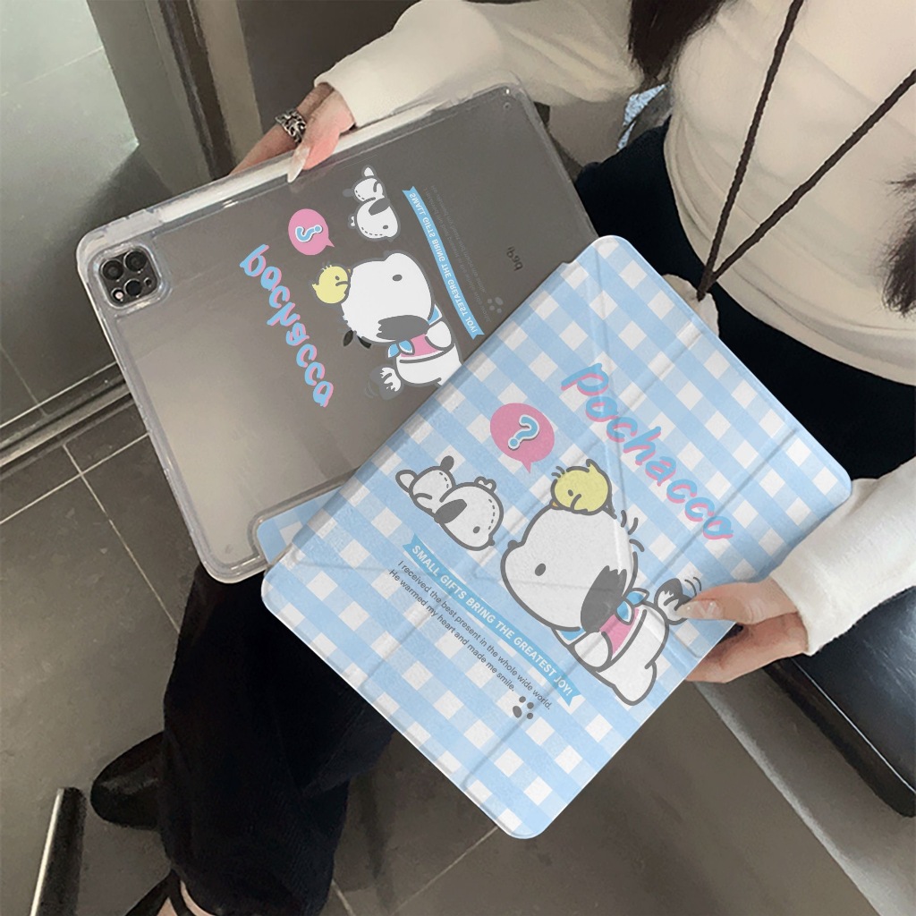 เคส iPad Pochacco น่ารักพร้อมช่องใส่ปากกา | ดีไซน์กระดานหมากรุกสีฟ้าอ่อน | เข้ากันได้กับ iPad ทุกรุ่น, ฟังก์ชั่นป้องกันการหล่นและการนอนหลับ/Wake