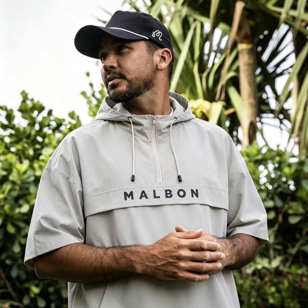 2026 ฤดูร้อนสไตล์ใหม่ MALBON Golf เสื้อผ้าผู้ชาย Breathable Hooded Workwear แขนสั้น Ultra-Light หลวมพิมพ์ Quick-Drying Jersey เวอร์ชั่นเกาหลี Casual Daily Outdoor Endgame กีฬาเสื้อกอล์ฟ ราคา ถูกที่สุด โปรบีเคเค
