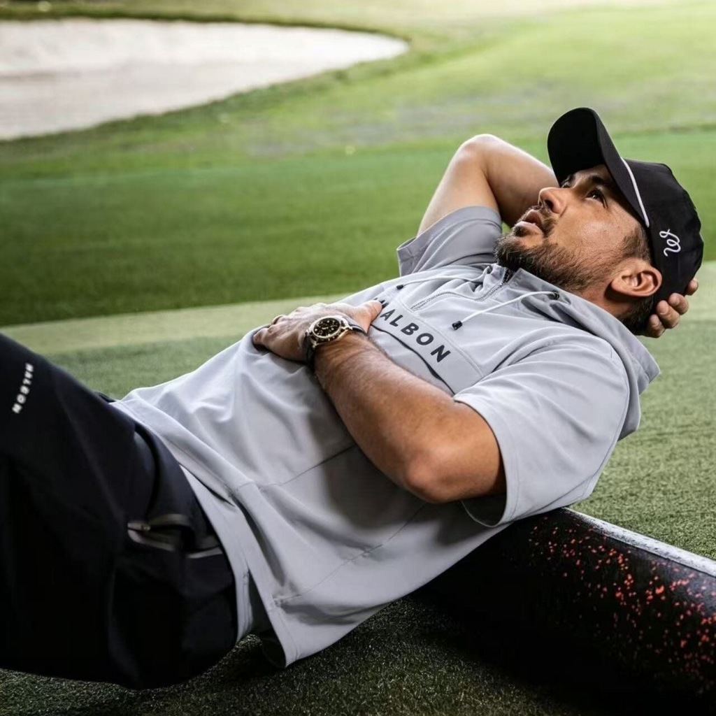 2026 ฤดูร้อนสไตล์ใหม่ MALBON Golf เสื้อผ้าผู้ชาย Breathable Hooded Workwear แขนสั้น Ultra-Light หลวมพิมพ์ Quick-Drying Jersey เวอร์ชั่นเกาหลี Casual Daily Outdoor Endgame กีฬาเสื้อกอล์ฟ ราคา ถูกที่สุด โปรบีเคเค แกลเลอรีภาพที่ 2