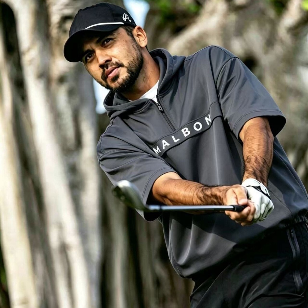 2026 ฤดูร้อนสไตล์ใหม่ MALBON Golf เสื้อผ้าผู้ชาย Breathable Hooded Workwear แขนสั้น Ultra-Light หลวมพิมพ์ Quick-Drying Jersey เวอร์ชั่นเกาหลี Casual Daily Outdoor Endgame กีฬาเสื้อกอล์ฟ ราคา ถูกที่สุด โปรบีเคเค แกลเลอรีภาพที่ 4