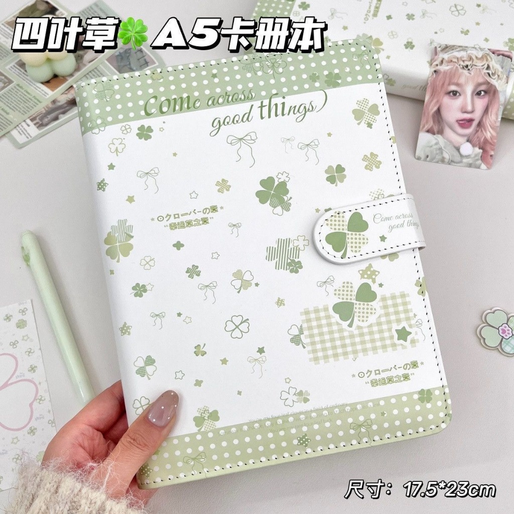 สมุดเก็บรวบรวมการ์ดหนัง PU ลายใบสี่แฉกโชคดี ขนาด A5 ปิดด้วยแม่เหล็ก สมุดริง 4 ช่อง ไม่มีลายตัวละคร อัลบั้มเก็บรูปขนาด 3 นิ้ว อุปกรณ์จัดเก็บสมุดบันทึก