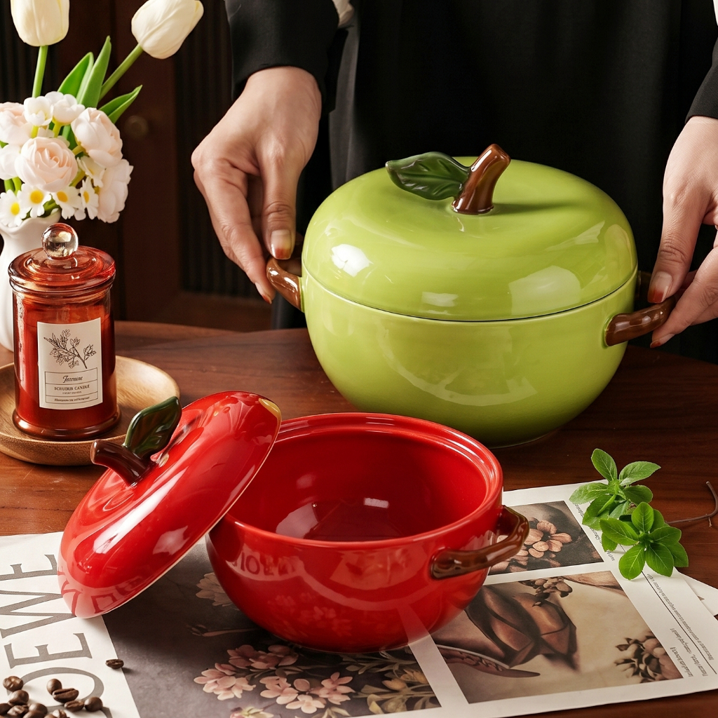 HongDian หม้อซุปเซรามิกทรงแอปเปิ้ลของตกแต่ง ceramic apple soup pot tableware มีฝาปิดมีหูจับ ขนาดเล็ก 800ml ขนาดใหญ่ 1650ml เซรามิกคุณภาพสูงไม่ลอกสีเผาอุณหภูมิสูงปลอดภัย ใช้ไมโครเวฟ เตาอบ เครื่องล้างจาน ตู้ฆ่าเชื้อ ดีไซน์ต้นฉบับ โรงงานขายตรง