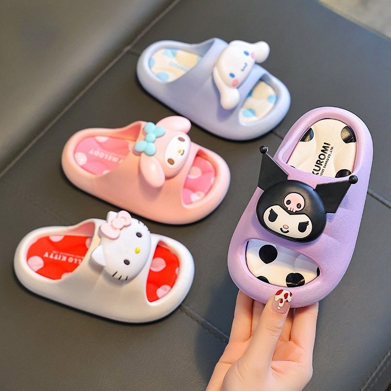 SANRIO 2026 แฟชั่นการ์ตูน ซานริโอ คุโรมิ รองเท้าแตะเด็กสาวฤดูร้อนรองเท้าแตะเด็กอาบน้ําไม่ลื่นสาวน่ารักบ้าน