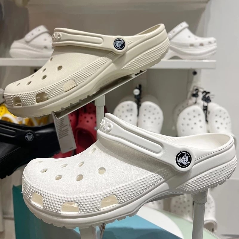 CROCS จระเข้ คลาสสิค อุดตัน ใน คลังสินค้า รองเท้าผู้ใหญ่ที่สะดวกสบายและทนทานลื่นรองเท้าแตะลําลองรองเท้าแตะที่เรียบง่ายและอินเทรนด์แฟชั่นรองเท้าแบนส