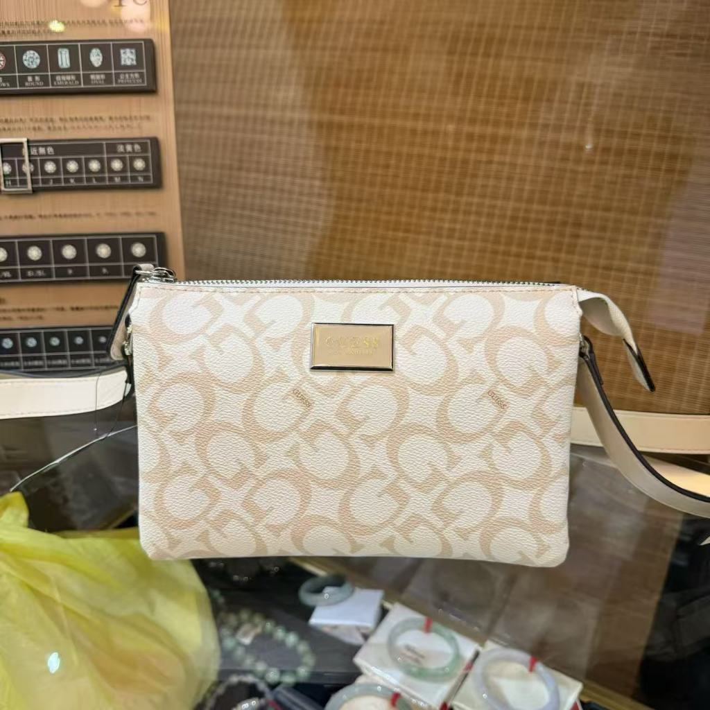 กระเป๋าสะพายข้างผู้หญิง GUESS ใหม่ 2604291