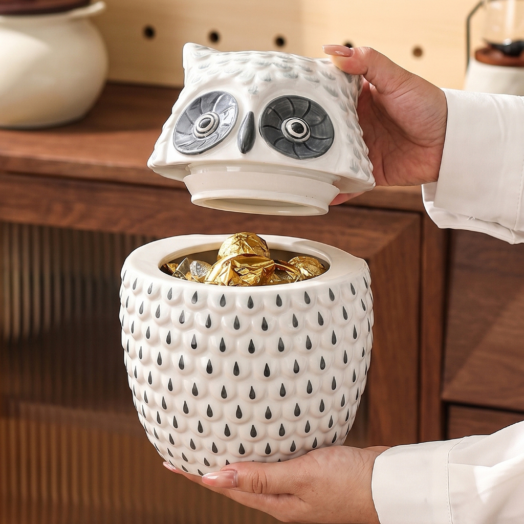 HongDian โหลเซรามิก ceramic jar ทรงนกฮูกดีไซน์แฮนด์เมด ฝาปิดสนิท ป้องกันความชื้นและฝุ่น ใช้เก็บน้ำตาล ขนม หรือชาได้ วัสดุทนความร้อน สีไม่ซีดไม่ลอก ปลอดภัยต่อการใช้งาน เหมาะสำหรับใช้ในครัว ตกแต่งบ้าน หรือบนโต๊ะอาหาร เพิ่มความหรูหราและน่ารักให้มุมบ้าน