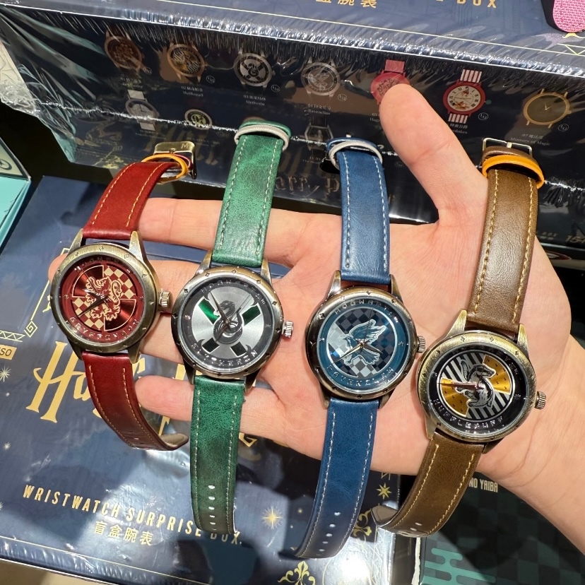สินค้าชื่อดัง Harry Potter Series Mystery Box นาฬิกาข้อมือของขวัญวันเกิดคอลเลกชันนาฬิกา Slytherin Ravenclaw Graffindor