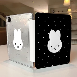 Miffy สําหรับกรณี iPad A16 Gen11 Air 7 M3 2025 M4 Pro 11 Gen10 Air 6 5 4 10.9 Gen9 Gen8 Gen7 10.2 Simple Line Miffy Bunny Y-พับอะคริลิคพร้อมดินสอสล็อต