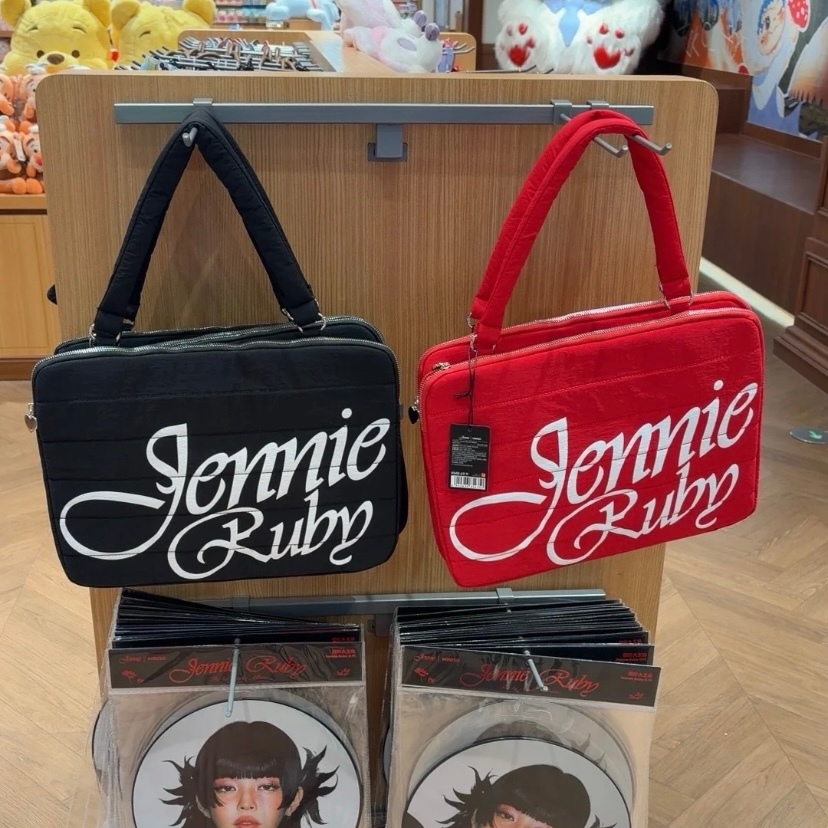 MINISO กระเป๋าป้องกันคอมพิวเตอร์ Jennie Ruby