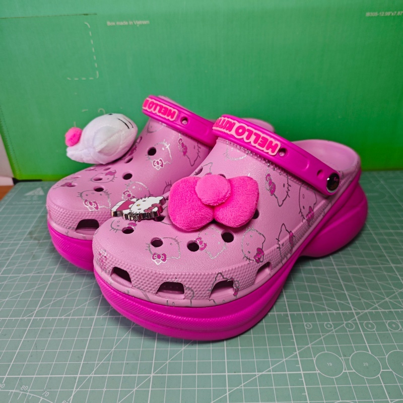 100% Croc s Hello Kitty ร่วมกับรองเท้าผู้หญิงพื้นหนาปลาวาฬขนาดเล็กแบบมีรู | 211199