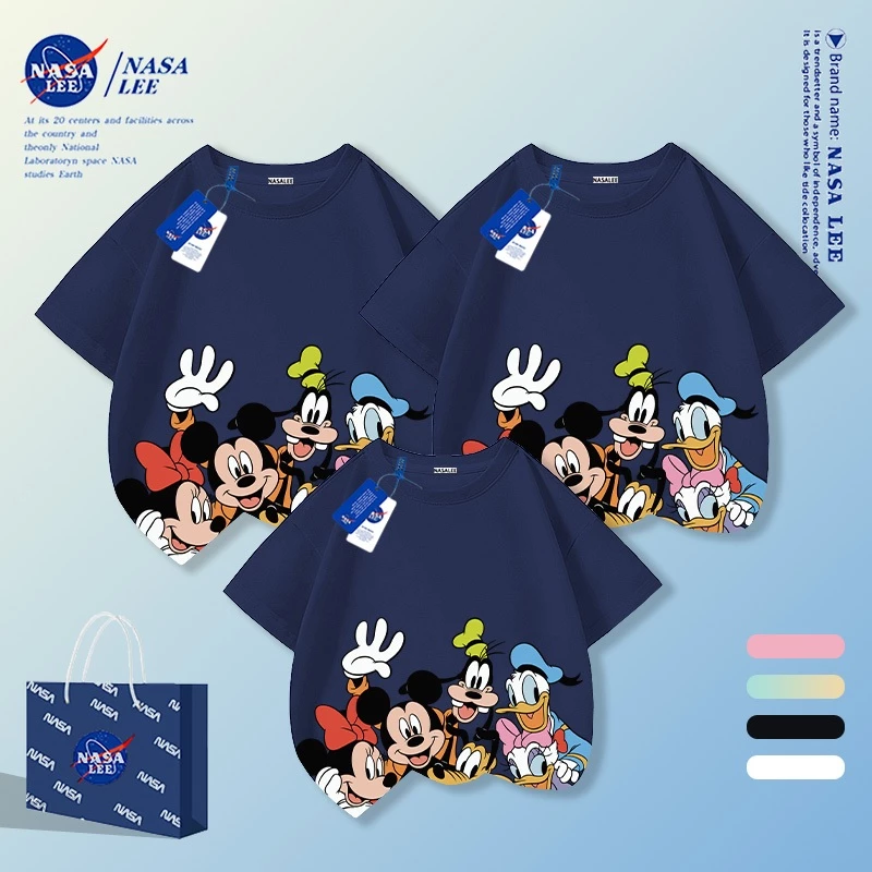 【จัดส่งในวันเดียวกัน】เสื้อยืดคู่ครอบครัวฤดูร้อน 2026 แขนสั้น ลายมิกกี้เมาส์และผองเพื่อน สีน้ำเงินเข้ม ทรงหลวม ใส่สบาย แต่งง่าย สำหรับครอบครัว 3 คน