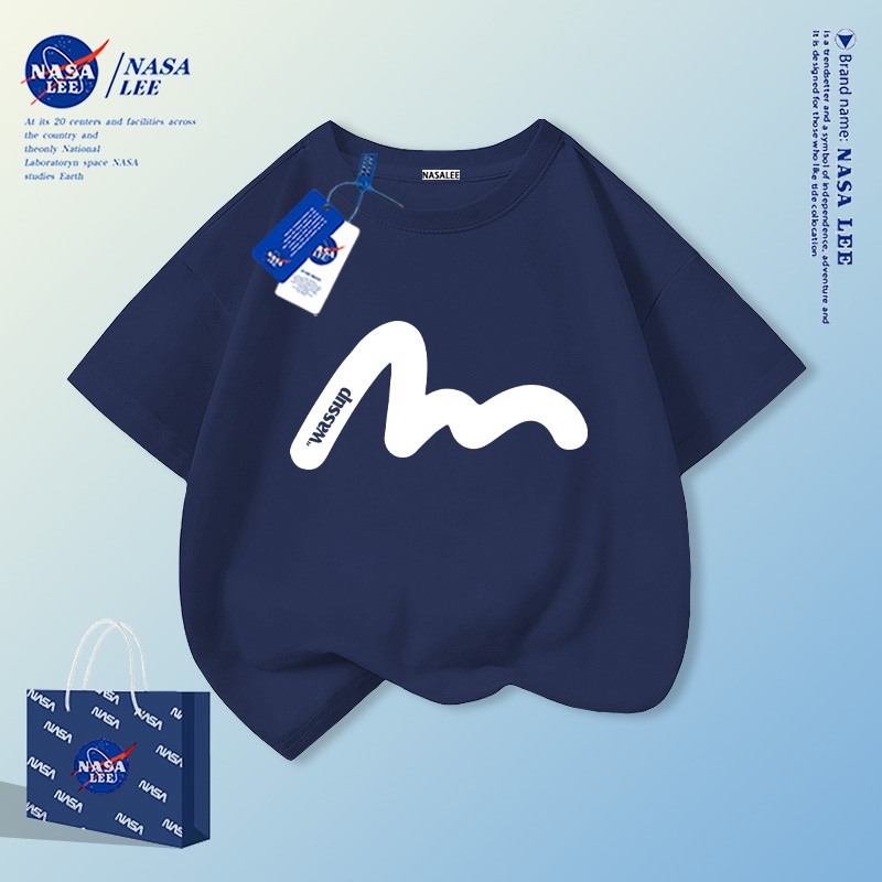 【จัดส่งในวันเดียวกัน】NASA เสื้อยืดเด็กลายเส้นเรียบหรู เนื้อผ้าคอตตอน เหมาะสำหรับหน้าร้อน ใส่ได้ทั้งเด็กชายและเด็กหญิง ดีไซน์มินิมอล ดูมีระดับ