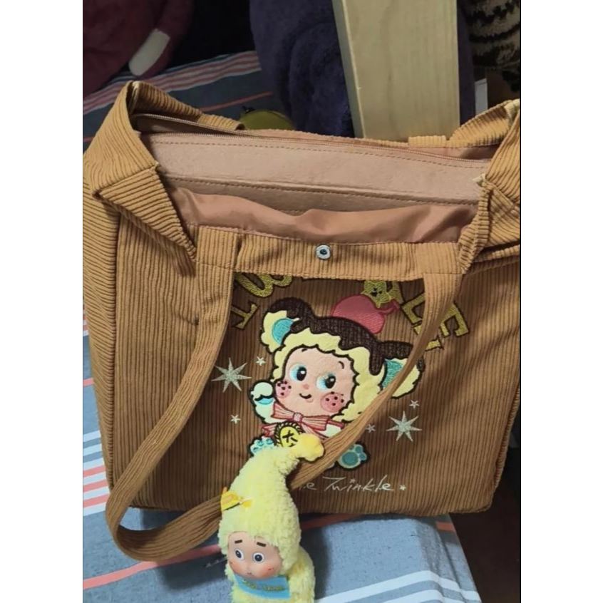 Pop Mart Cute Starman Corduroy Retro Shoulder Bag Tote รูปที่ 4
