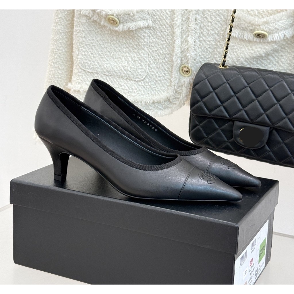สินค้าใหม่สุภาพสตรี รองเท้าส้นสูงปลายแหลมสีจับคู่สุนทรียศาสตร์สี Reshaping Classic Style.Delicate Lambskin Collision with Textured Fabric, Contrast Color Textures Outline Layered Beauty, Retro Interbellion with Modern Here, Logory Double Logo Low-Keyment