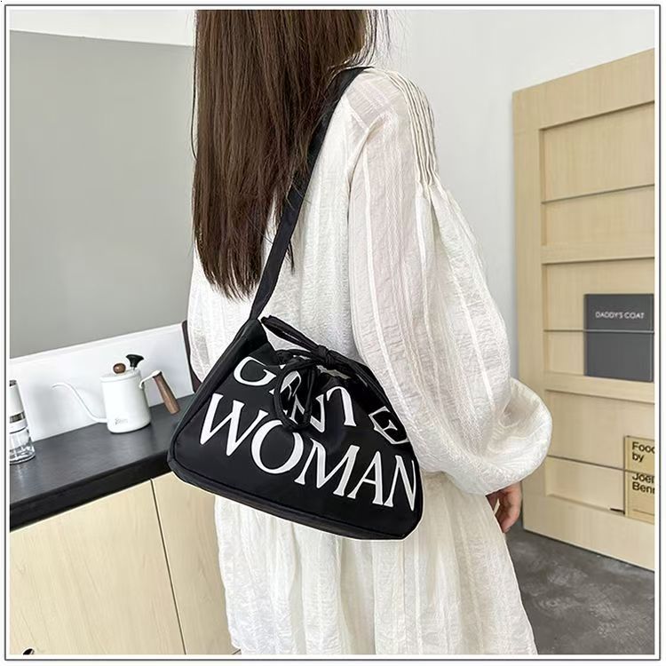 🚚✅พร้อมส่ง!! 💯ของแท้ Gentlewoman Dumpling Bag กระเป๋าเกี๊ยว Drawstring Crossbody กระเป๋าผ้า สไตล์คลาสสิก