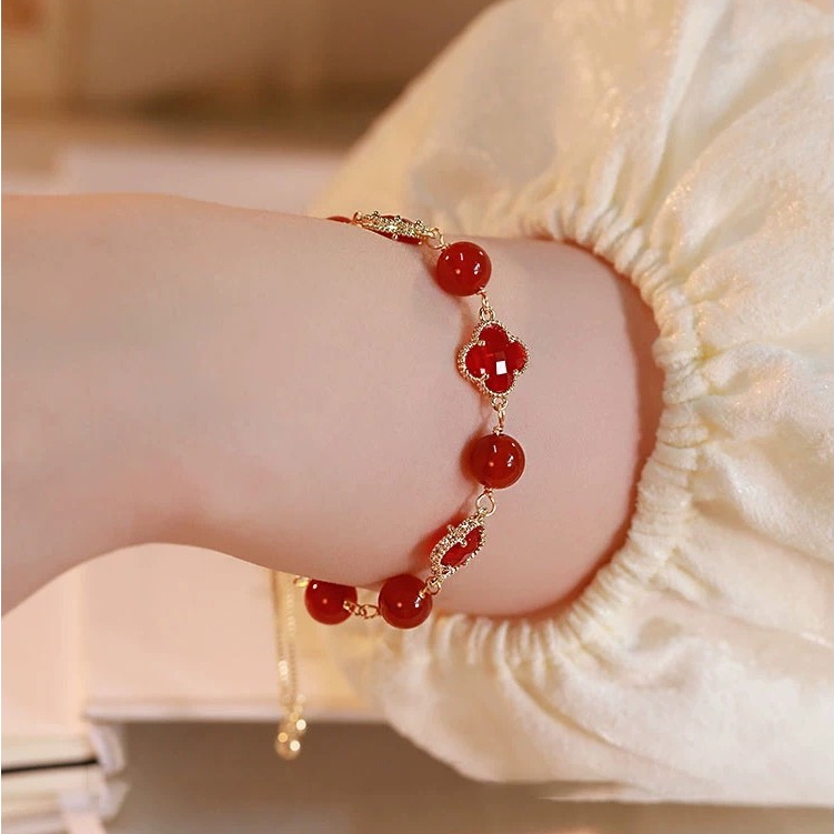 สร้อยข้อมือกระเป๋าโคลเวอร์สี่แฉกอาเกตสีแดง – ความมั่งคั่งและโชคลาภ ของขวัญในอุดมคติสําหรับผู้หญิง