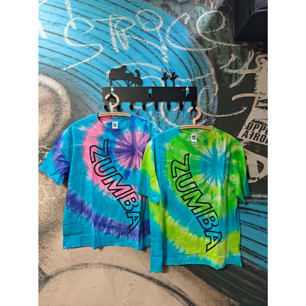 ZUMBA 2026 ผ้าฝ้ายสไตล์ใหม่ Tie-Dye แขนสั้น ZUMBA สีสวยผู้ชายผู้หญิงเสื้อยืดรอบคอด้านบนพร้อมสต็อก