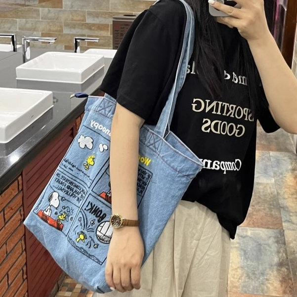[จัดส่งกรุงเทพ] ญี่ปุ่นน่ารักปัก Snoopy กระเป๋าสะพาย Retro All-Match Denim Bag กระเป๋าโท้ทความจุขนาดใหญ่กระเป๋าพร็อพแบบพกพา
