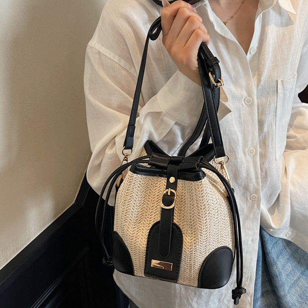 ใหม่แฟชั่น Contrast Color Cross-body Straw Niche Retro All-match Bucket Cross-body Bag