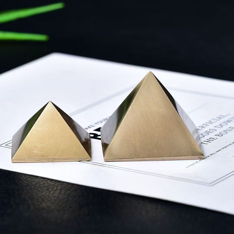 เครื่องประดับพีระมิดไพไรต์ธรรมชาติ แร่โลหะทองของ Fool Pyrite หินหยาบตกแต่งบ้านสํานักงาน
