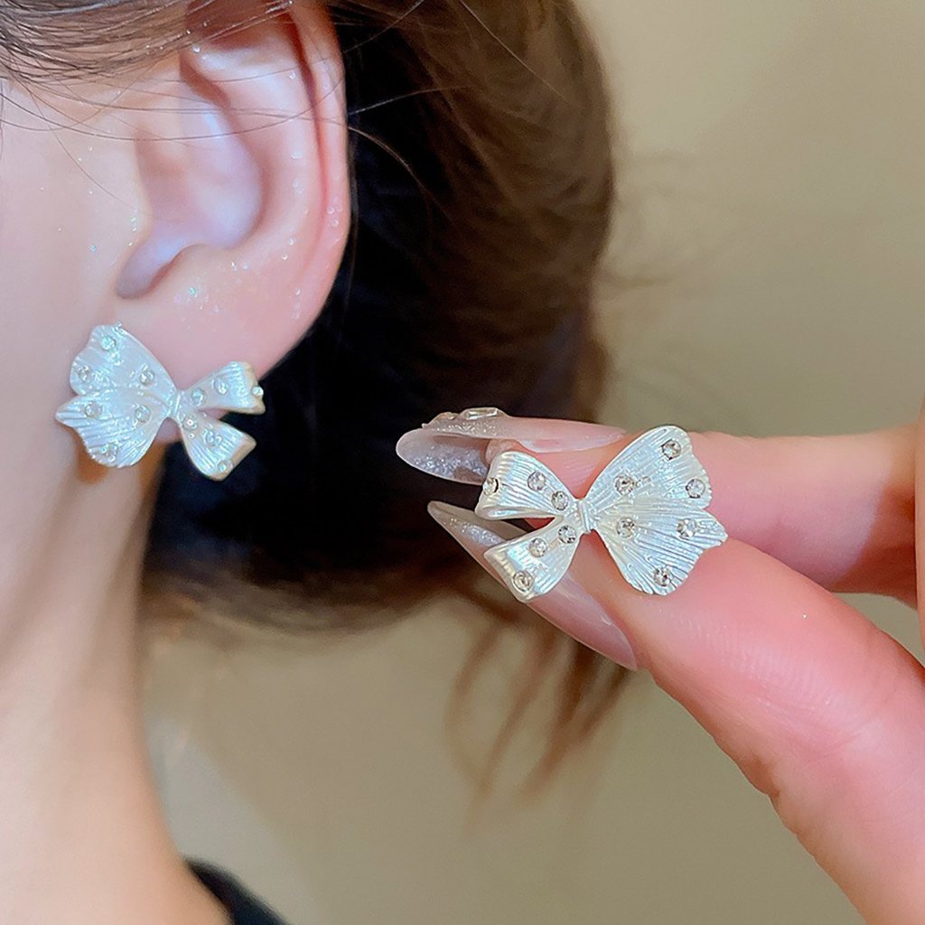 Silver Matte Bow ต่างหูเพชรหญิง 2026 สไตล์ใหม่ Niche Design ต่างหูระดับไฮเอนด์
