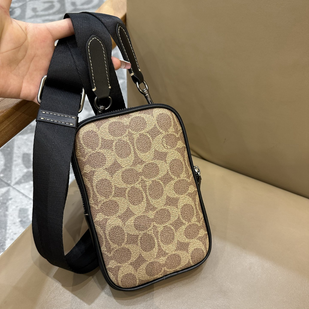 ผู้ชายแฟชั่นใหม่ Slim ไหล่ Crossbody กล้อง Coach กระเป๋าน้ําหนักเบาทนทาน Multi-Compartment ในสต็อก C
