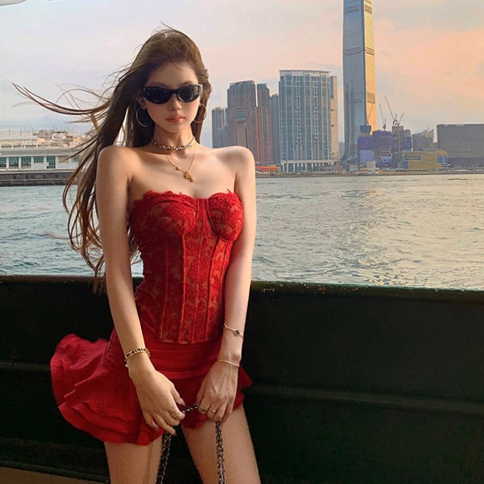 เวอร์ชั่นเกาหลีฤดูร้อนสไตล์ใหม่ถนนอินเทรนด์สีแดงแฟชั่นชุดสตรี ผอมลง ดูลูกไม้หลอดด้านบน + เอวสูง ก-เส้น กระโปรงชุดสองชิ้น