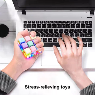 5 ชิ้น LED คีย์บอร์ดพวงกุญแจ Fidget ของเล่น RGB Light DIY ปุ่มคลิกความเครียดบรรเทาแบบพกพาอุปกรณ์เสริมโต๊ะทํางานของขวัญ 4/9 คีย์ของเล่นหยิก