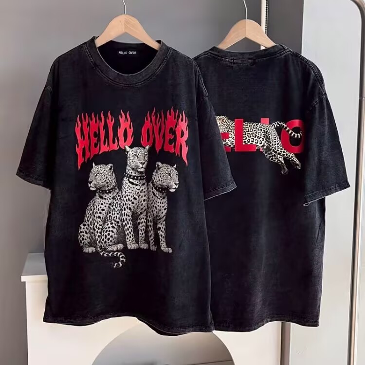 เสื้อยืดโอเวอร์ไซส์ยีนส์ฟอกลายเสือดาว "สวัสดี เกิน" (3 ชิ้น)