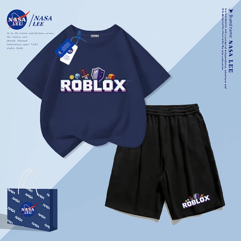 【จัดส่งภายในวันเดียวกัน】ชุดสองชิ้นสำหรับเด็กสีน้ำเงินเข้มผ้าฝ้าย (เสื้อแขนสั้น+กางเกงขาสั้น) ลายพิมพ์การ์ตูนน่ารักลายตัวอักษร เหมาะสำหรับอายุ 3-16 ปี ทั้งเด็กชายและเด็กหญิง ชุดลำลองสองชิ้น