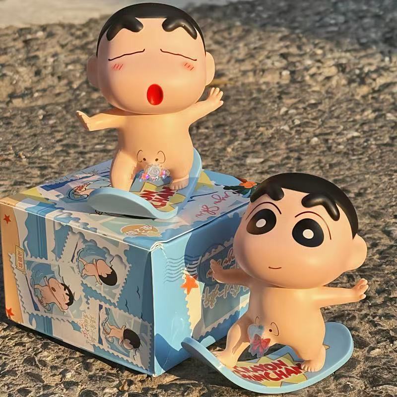 🏄‍♂️ Crayon Shin-chan 10CM ฟิกเกอร์เล่นเซิร์ฟสไตล์Q น่ารักสุดๆ ขนาดเล็ก ของแต่งโต๊ะ ของขวัญสุดน่ารัก ของสะสมน่าเก็บ ของแต่งรถ
