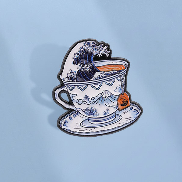 Great Wave ในถ้วยน้ําชาเคลือบ Pin ญี่ปุ่นความงาม Kanagawa Art Themed เข็มกลัดปกป้ายกระเป๋าเป้สะพายหลังอุปกรณ์เสริมของขวัญสําหรับเพื่อน