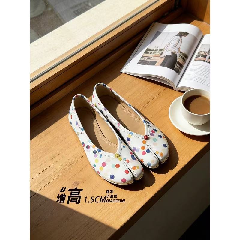 คลังสินค้าพร้อมสีขาว [5.11]Sheepskin Polka Dot Split-Toe Mary Jane Ballet Flats รุ่นหนังแกะใหม่~Niche Polka Dot Pig Hoof Split Toe Shoes One-Pedal ของแท้หนัง All-Match Ballet Flat Shoes Mary Jane Shoes