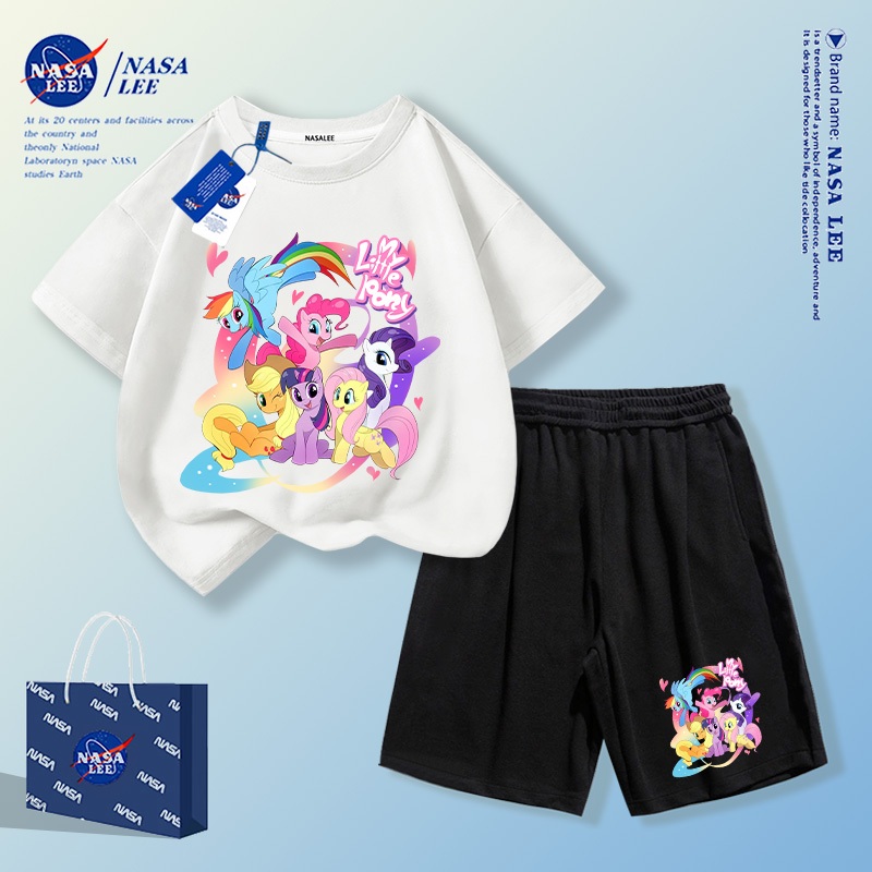 【จัดส่งในประเทศ】ชุดสองชิ้น (เสื้อยืด+กางเกงขาสั้น) สีขาว ทรงหลวมใส่สบาย ลาย My Little Pony สไตล์ NASA สำหรับเด็กทั้งชายและหญิง แมทช์ง่าย ใส่ได้ทุกโอกาส