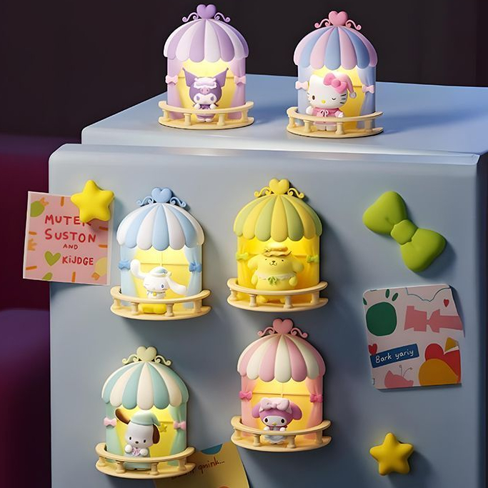 Sanrio Terrace Night Light ตกแต่ง Hole Board สติกเกอร์แม่เหล็กสามมิติรูปเดสก์ท็อป Hello Kitty Kuromi Melody พุดดิ้งสุนัข Pacha สุนัข Yugui สุนัขตู้เย็นสติกเกอร์ของขวัญ