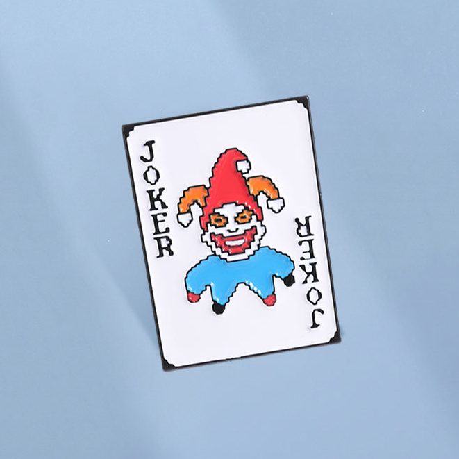 พิกเซล Joker การ์ดเคลือบ Pin ตลก Joker Poker Clown เข็มกลัดการ์ตูนป้ายกระเป๋าเป้สะพายหลังอุปกรณ์เสริมของขวัญสําหรับเพื่อน